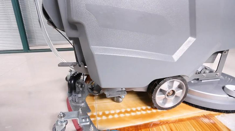 手推式和駕駛式洗地機,哪個適合你 手推式和駕駛式洗地機,哪個適合你