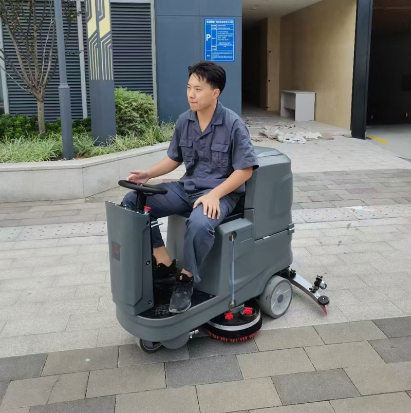 清潔體育館地板-工業洗地機 清潔體育館地板-工業洗地機