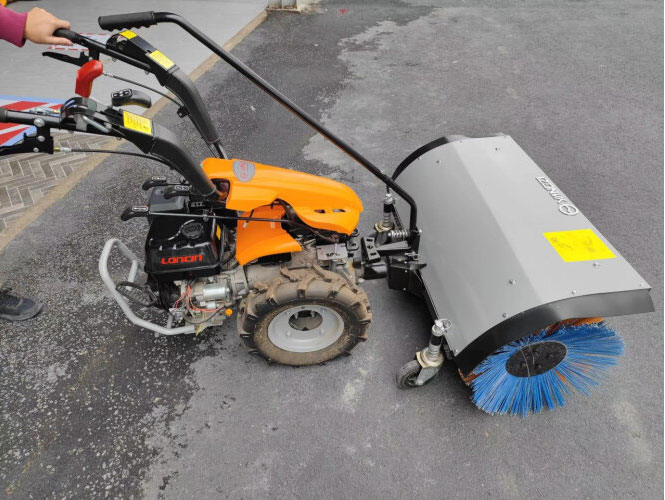 立冬剛過，小型掃雪機來了