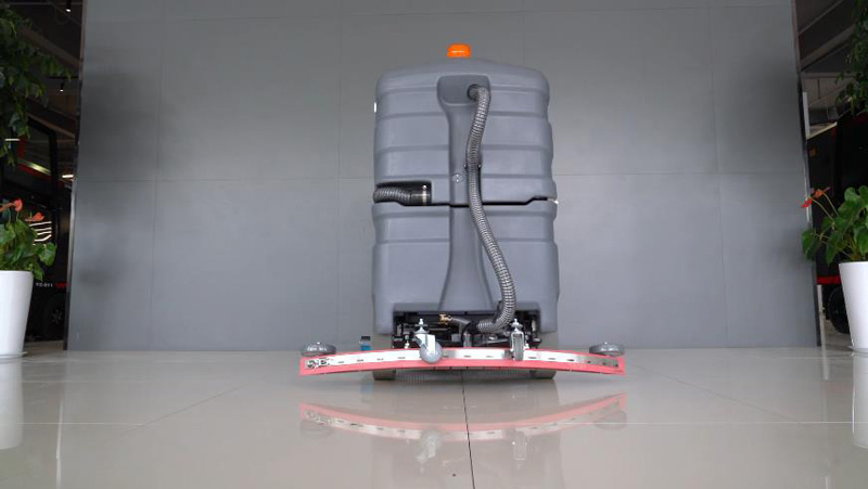 地庫難清潔？試試揚(yáng)子X8駕駛式洗地機(jī)！